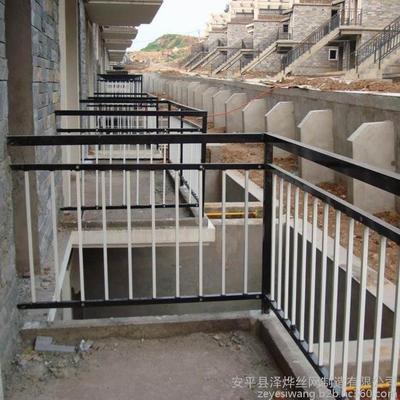 专业厂区护栏围栏 安全防护栏、锌钢护栏与道路护栏选购指南——安平县泽烨丝网制造厂区实拍解析