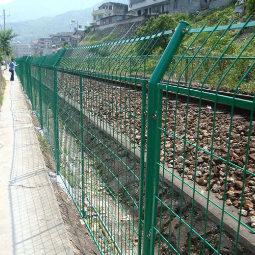{“title”: “护栏网 中国基建的隐形守护者”, “content”: “在中国广袤的土地上，公路、铁路、高速公路如动脉般纵横交错，承载着经济发展的脉动与人们出行的脚步。而在这些交通动脉两侧，护栏网如同无声的守护者，默默筑起一道安全屏障。作为基础设施建设的重要配套产品，护栏网凭借其稳固耐用、适应性强的特性，已成为公路、铁路和高速公路工程中不可或缺的组成部分。\n\n护栏网之所以被广泛采用，源于其在安全防护与空间隔离方面的出色表现。根据使用场景的不同，护栏网可以加工为永久性网墙，适用于需要长期封闭管理