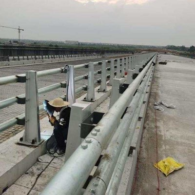 江西桥梁防撞护栏与山东金立恒金属护栏网 品质与安全的双重保障